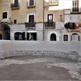 ...ma altrove non c�� stata la stessa cura e le lettere dei graffitari campeggiano vittoriose
